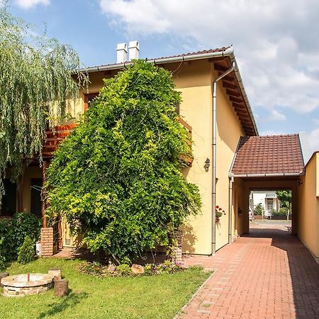 Aqua Apartman Gyula Exterior photo